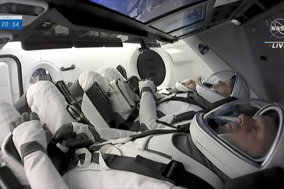 SpaceX envia quatro astronautas para Estação Espacial Internacional