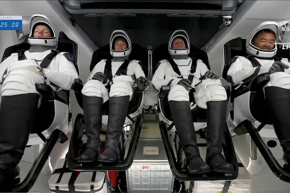 SpaceX envia quatro astronautas para Estação Espacial Internacional
