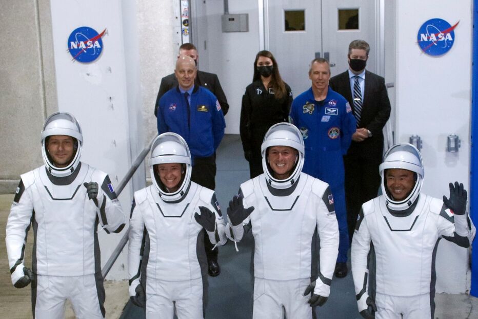 SpaceX envia quatro astronautas para Estação Espacial Internacional