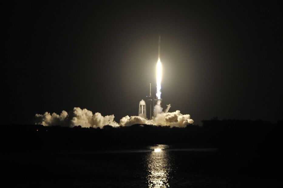 SpaceX envia quatro astronautas para Estação Espacial Internacional