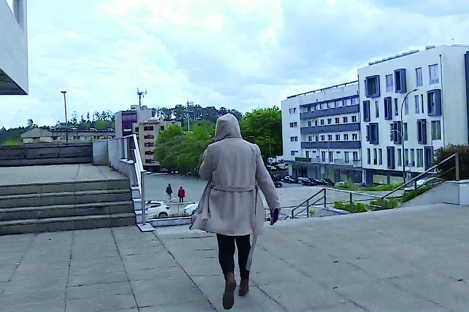 Arguida à saída do Tribunal de Santa Maria da Feira, após ser condenada por burla e falsificação de documentos. Já tinha uma condenação anterior 