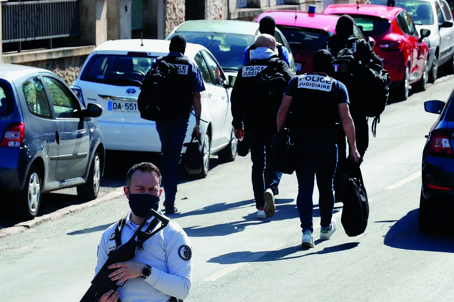 Polícia faz segurança junto a esquadra enquanto peritos iniciam averiguações