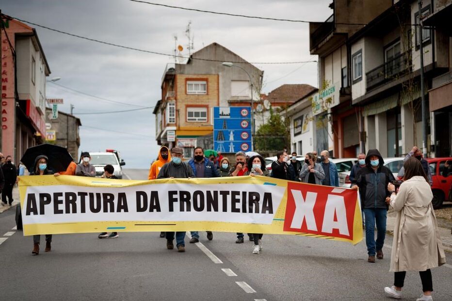 Comerciantes cortam trânsito e exigem reabertura da fronteira com Espanha em Chaves