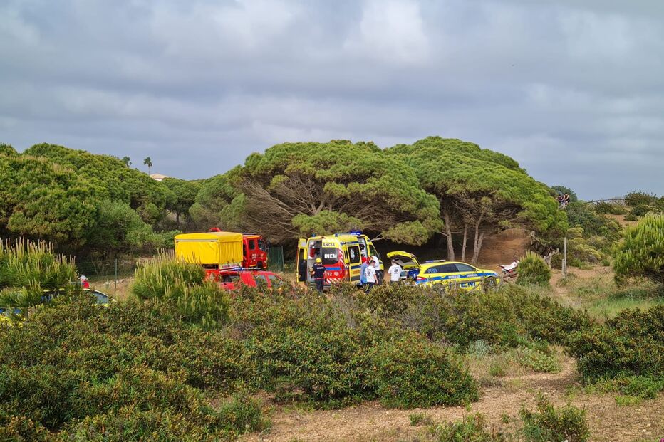 Mulher transportada de helicóptero para hospital após queda de arriba com 10 metros em Albufeira
