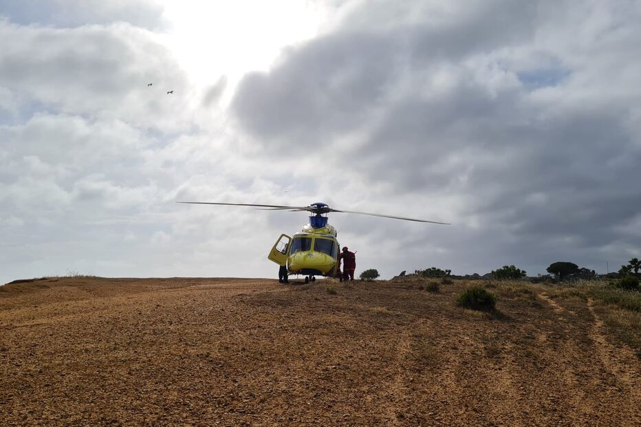 Mulher transportada de helicóptero para hospital após queda de arriba com 10 metros em Albufeira