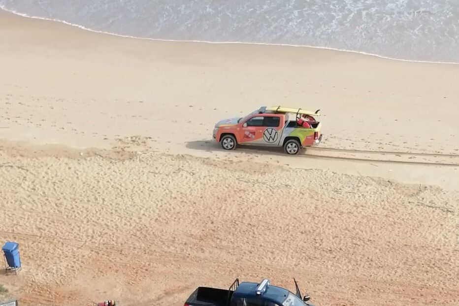 Mulher transportada de helicóptero para hospital após queda de arriba com 10 metros em Albufeira