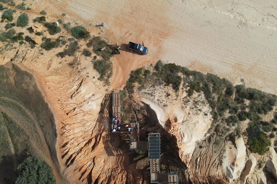 Mulher transportada de helicóptero para hospital após queda de arriba com 10 metros em Albufeira	