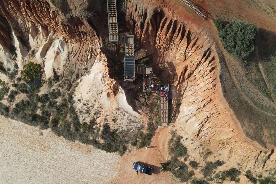 Mulher transportada de helicóptero para hospital após queda de arriba com 10 metros em Albufeira	