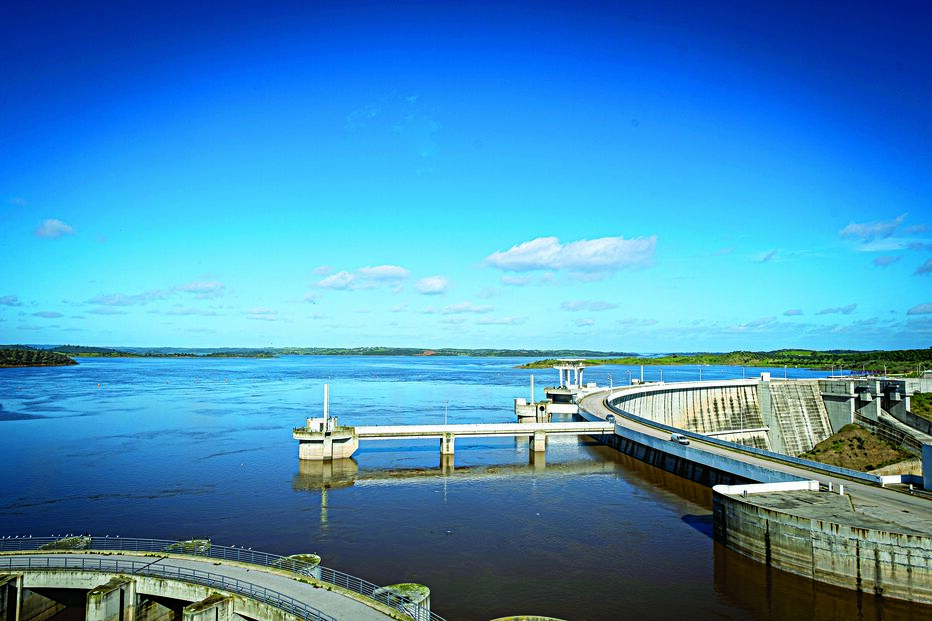 Mais de 103 mil hectares, de 109 mil que beneficiam da barragem, foram regados a partir de Alqueva, no ano passado. Taxa de adesão na ordem dos 95%  