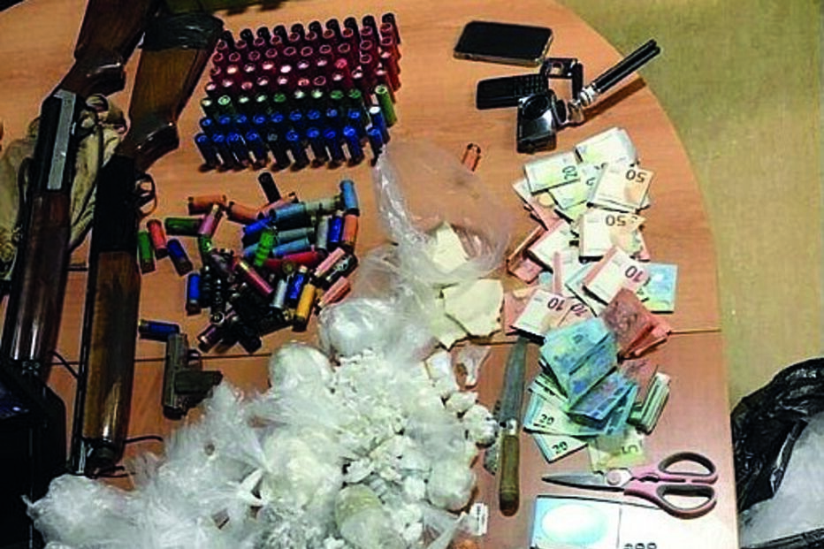 Droga e outros bens apreendidos