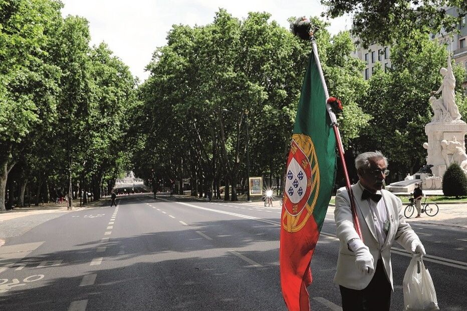 O ano passado foi assim. Carlos Alberto Ferreira desceu sozinho a avenida da Liberdade com a bandeira ao ombro     