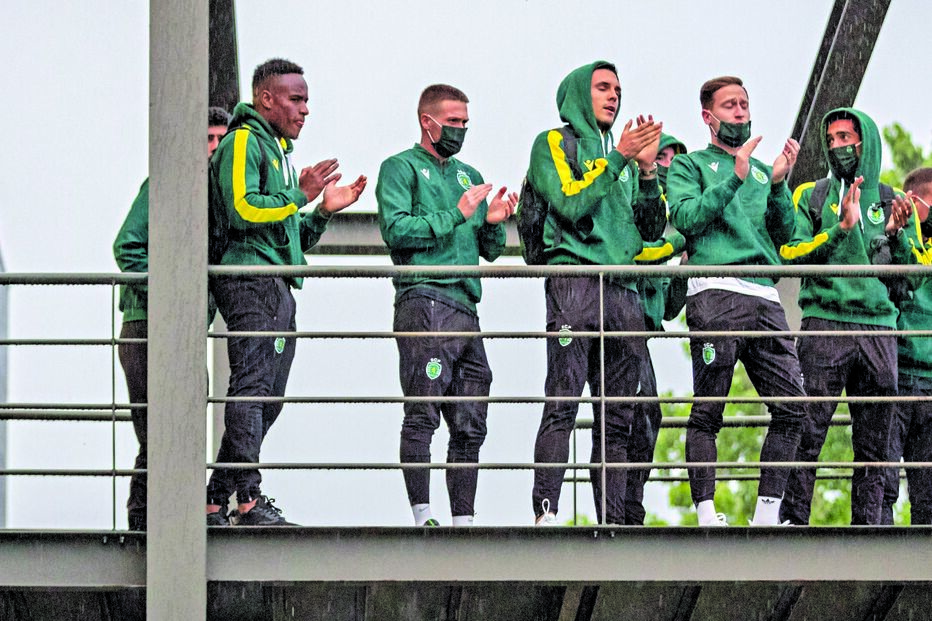 Jogadores  do Sporting, já no hotel em Braga, agradecem apoio dos adeptos 