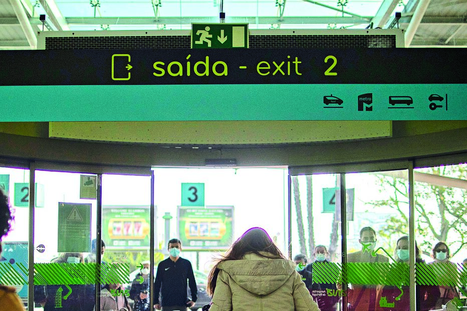 Voos essenciais entre Portugal e o Reino Unido já são permitidos e preocupam os especialistas