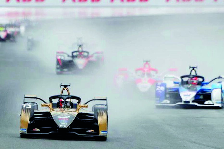 Félix da Costa  (à esq.)  foi desclassificado na quinta prova da época  