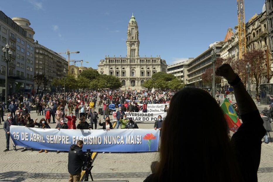 Desfile da Liberdade juntou no Porto várias centenas de pessoas 