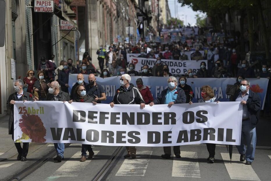 Desfile da Liberdade juntou no Porto várias centenas de pessoas 