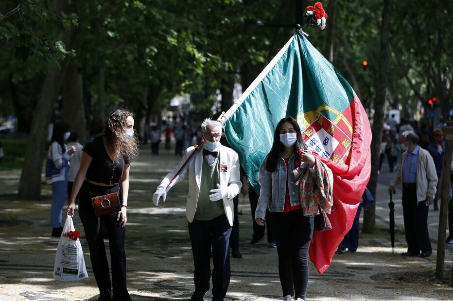 Centenas de pessoas comemoram o 25 de Abril em Lisboa