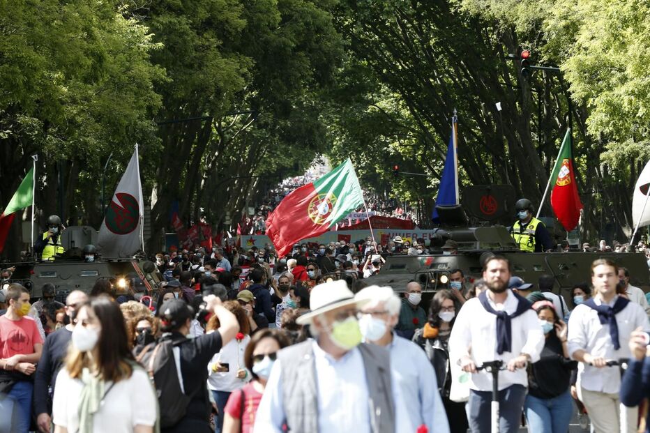 Centenas de pessoas comemoram o 25 de Abril em Lisboa
