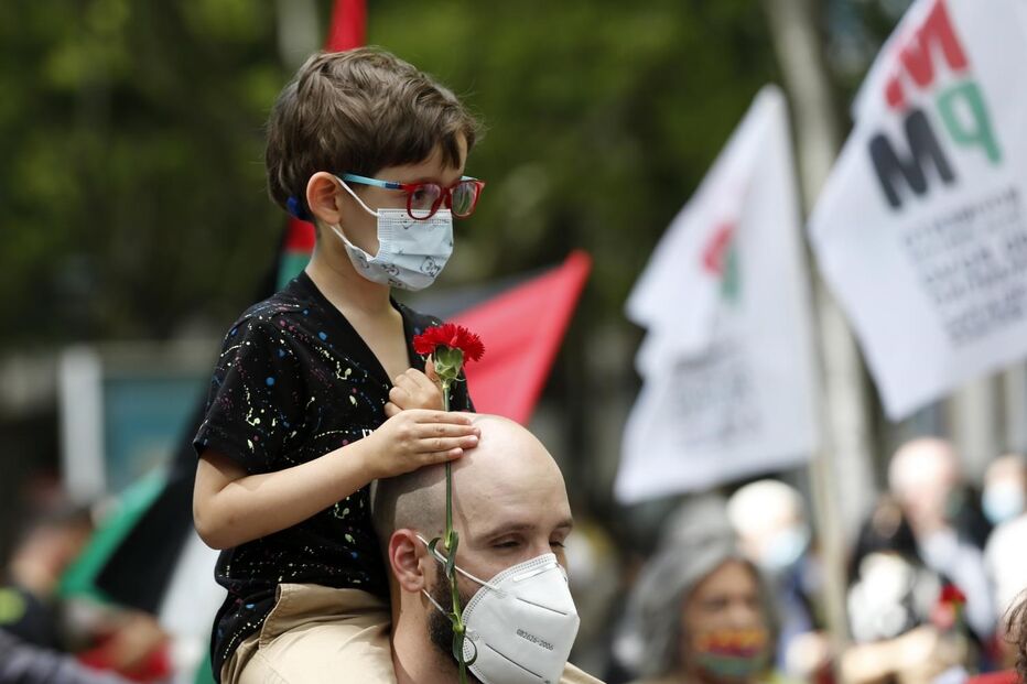 Centenas de pessoas comemoram o 25 de Abril em Lisboa e no Porto. Veja as imagens 
