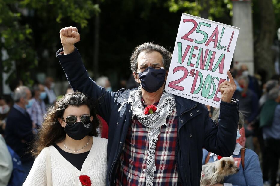 Centenas de pessoas comemoram o 25 de Abril em Lisboa e no Porto. Veja as imagens 