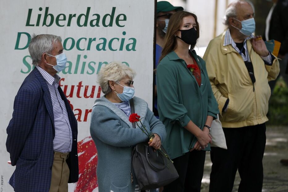 Centenas de pessoas comemoram o 25 de Abril em Lisboa