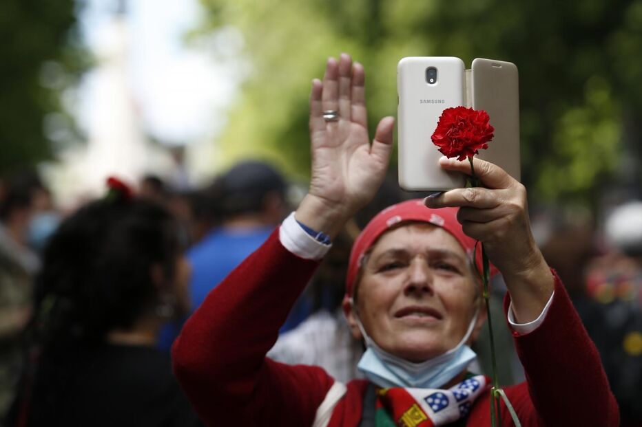 Centenas de pessoas comemoram o 25 de Abril em Lisboa