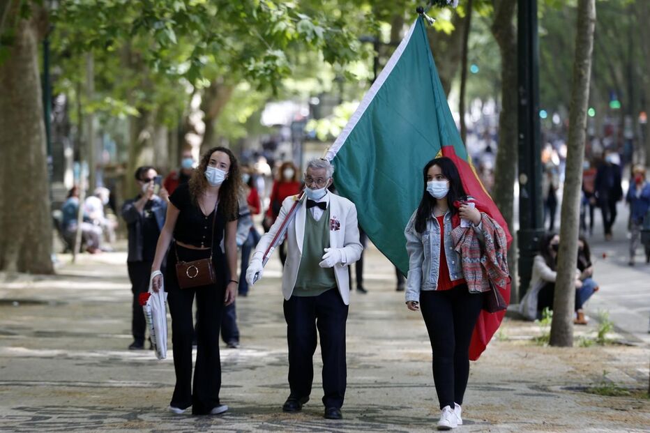 Centenas de pessoas comemoram o 25 de Abril em Lisboa