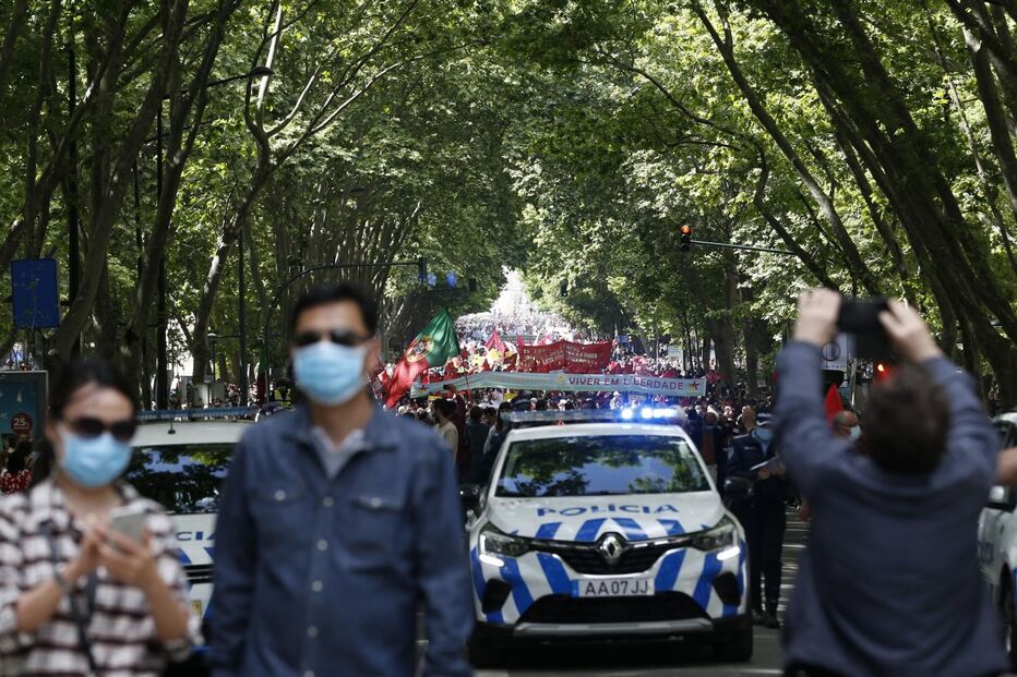 Centenas de pessoas comemoram o 25 de Abril em Lisboa