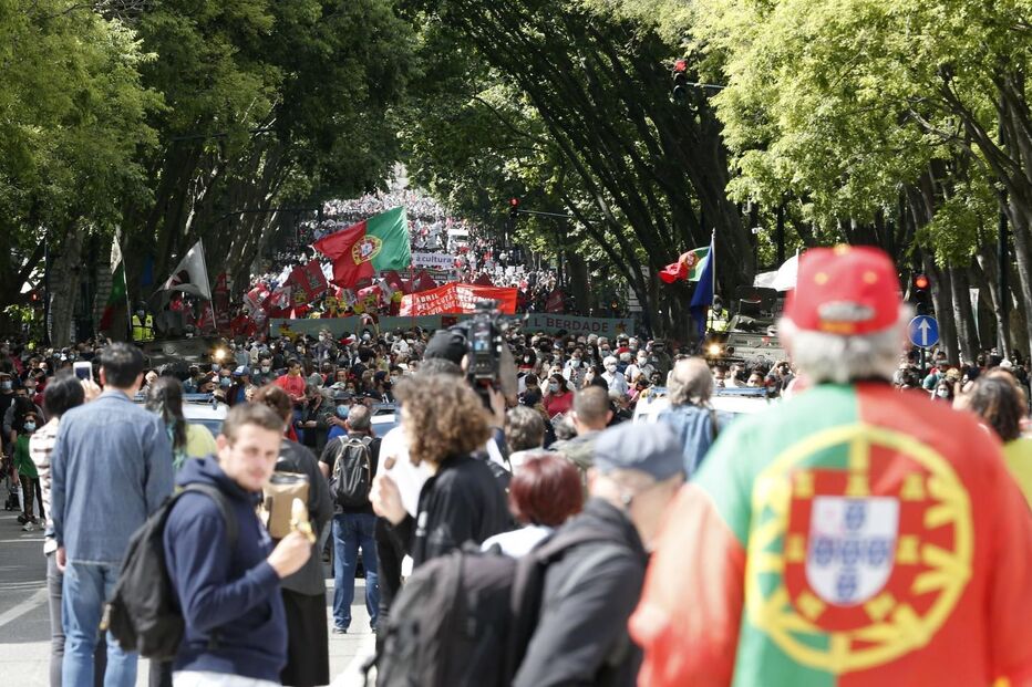 Centenas de pessoas comemoram o 25 de Abril em Lisboa