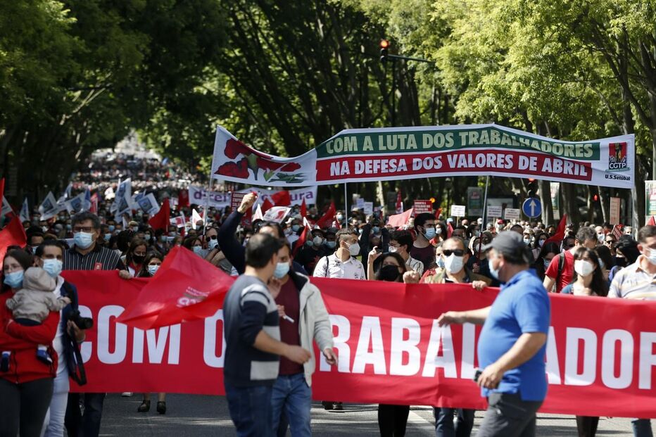 Centenas de pessoas comemoram o 25 de Abril em Lisboa