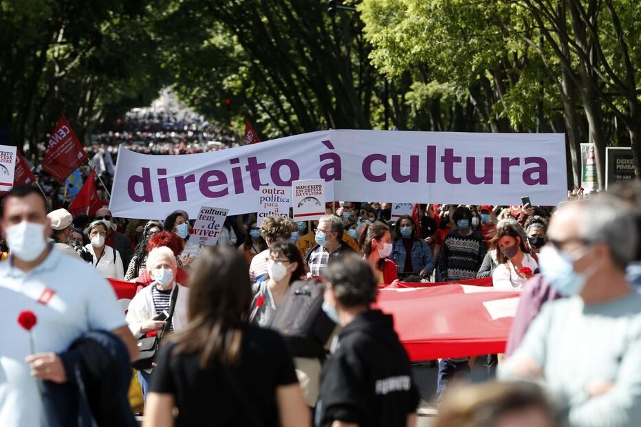 Centenas de pessoas comemoram o 25 de Abril em Lisboa