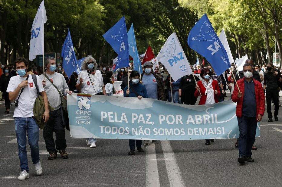 Centenas de pessoas comemoram o 25 de Abril em Lisboa