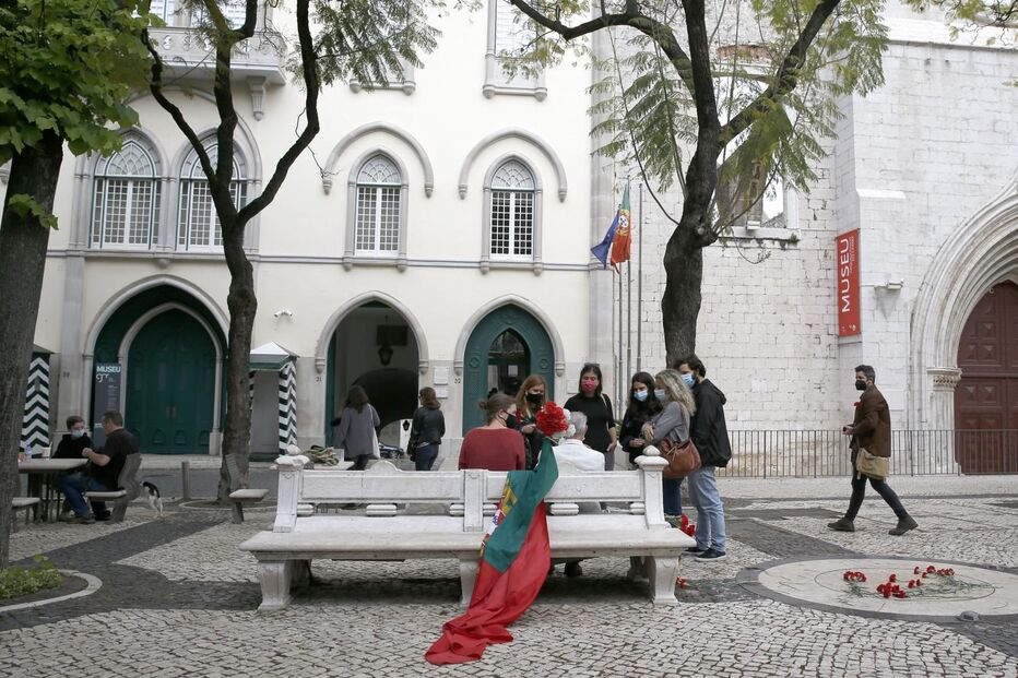 Centenas de pessoas comemoram o 25 de Abril em Lisboa