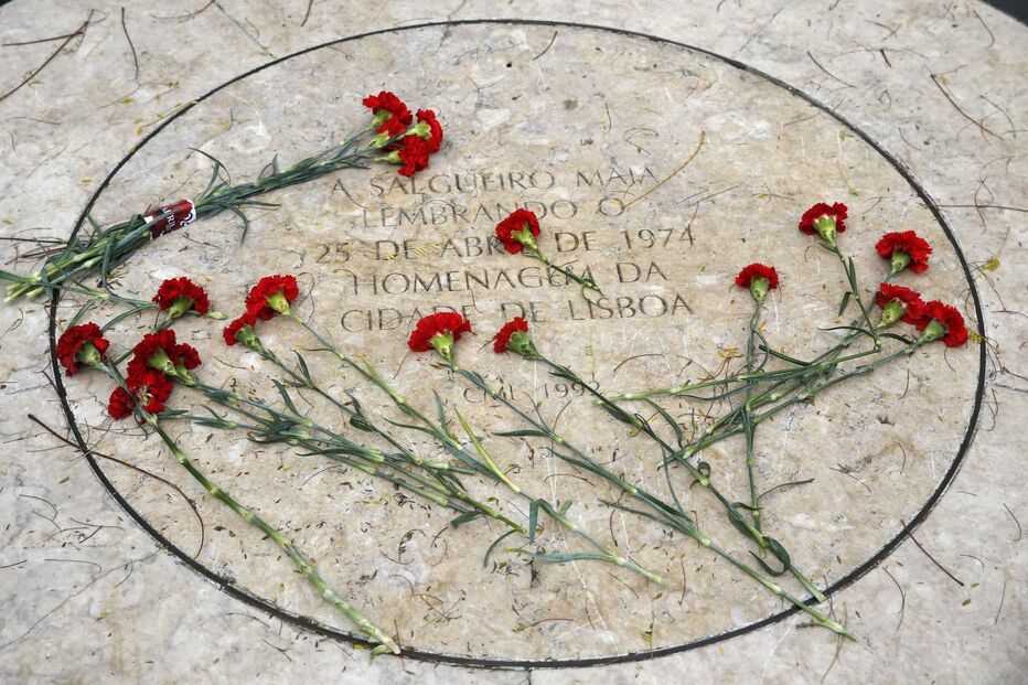 Centenas de pessoas comemoram o 25 de Abril em Lisboa