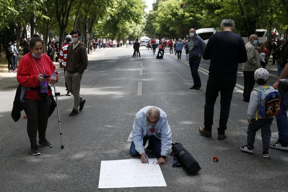 Centenas de pessoas comemoram o 25 de Abril em Lisboa