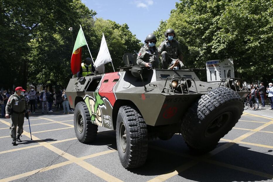 Centenas de pessoas comemoram o 25 de Abril em Lisboa