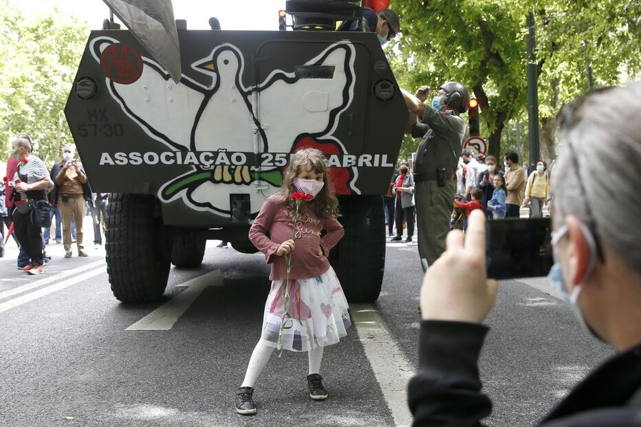 Centenas de pessoas comemoram o 25 de Abril em Lisboa