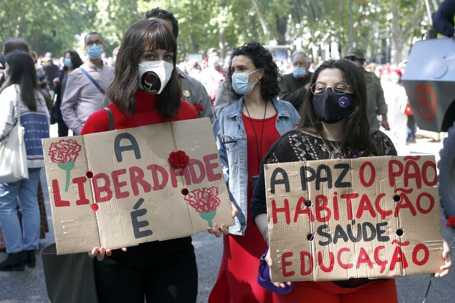 Centenas de pessoas comemoram o 25 de Abril em Lisboa