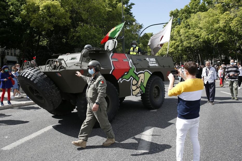 Centenas de pessoas comemoram o 25 de Abril em Lisboa