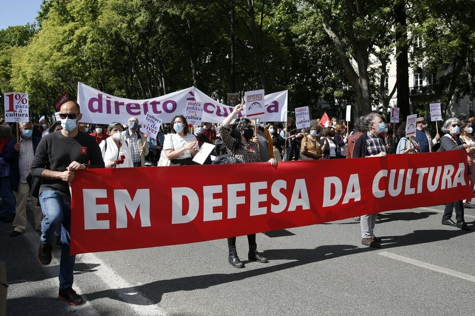 Centenas de pessoas comemoram o 25 de Abril em Lisboa