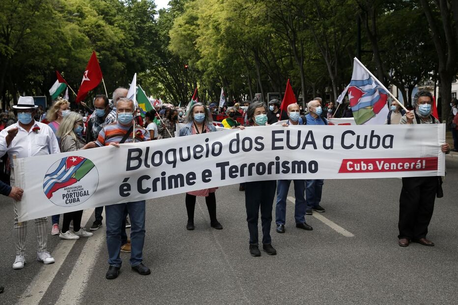 Centenas de pessoas comemoram o 25 de Abril em Lisboa