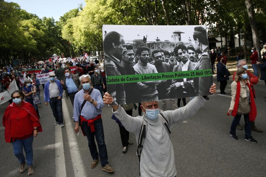 Centenas de pessoas comemoram o 25 de Abril em Lisboa