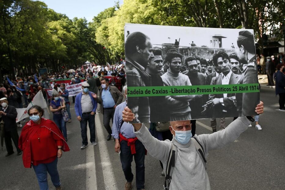 Centenas de pessoas comemoram o 25 de Abril em Lisboa