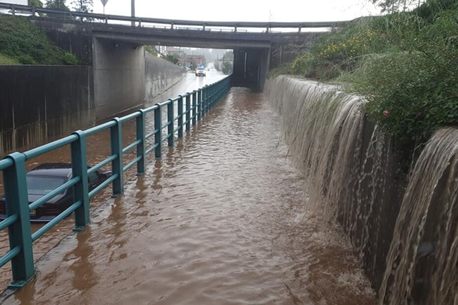 Chuva torrencial deixa carro parcialmente submerso em túnel em Ponte de Lima