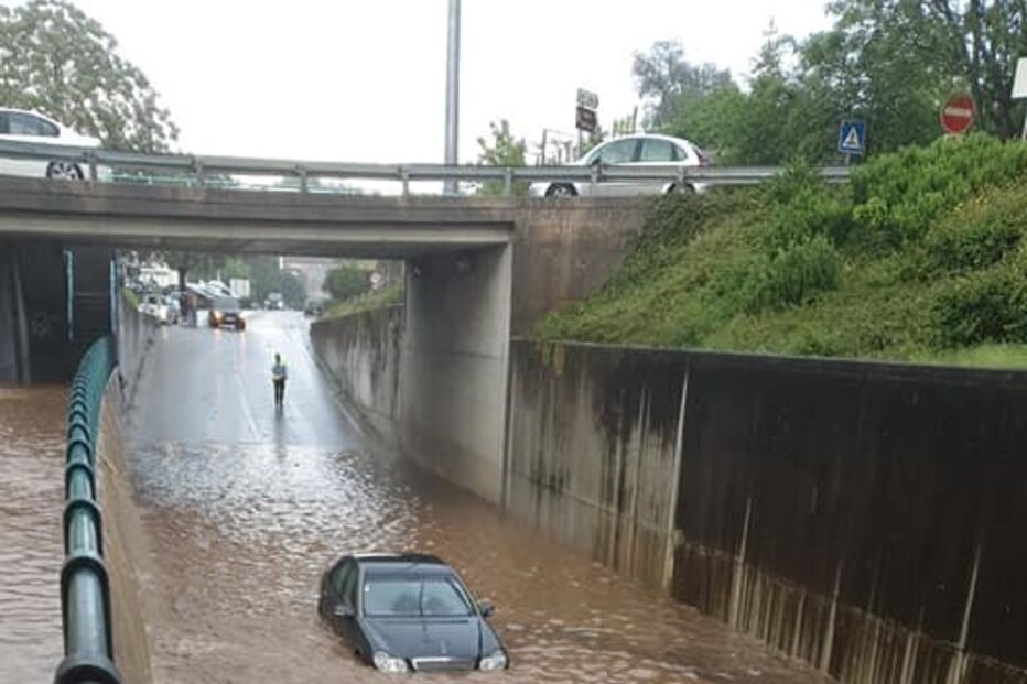 Chuva torrencial deixa carro parcialmente submerso em túnel em Ponte de Lima