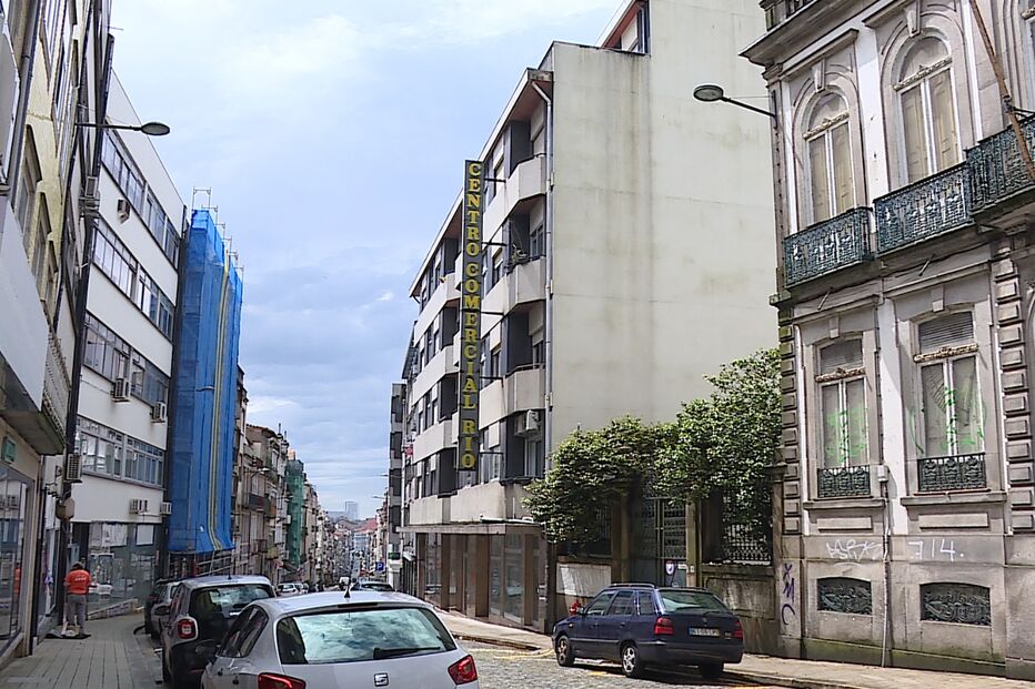 Festa ilegal decorreu nas galerias do centro comercial Rio, que ficam localizadas numa zona transitável da rua de Santa Catarina na cidade do Porto