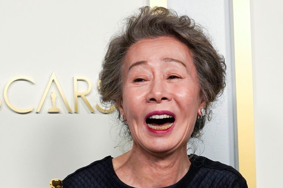 Yuh-Jung Youn com o prémio de Melhor Atriz Secundária com o filme 