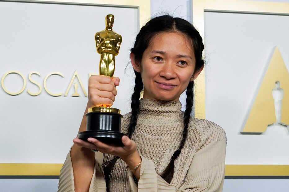 Chloé Zhao arrecada estatueta para Melhor Filme com 