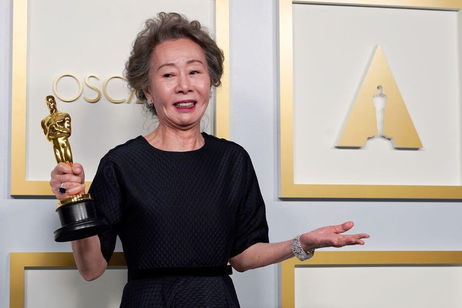 Yuh-Jung Youn com o prémio de Melhor Atriz Secundária com o filme