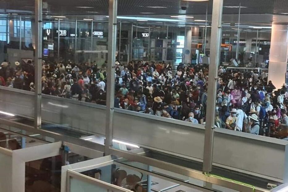 Centenas de passageiros 'entopem' zona de chegadas do Aeroporto de Lisboa